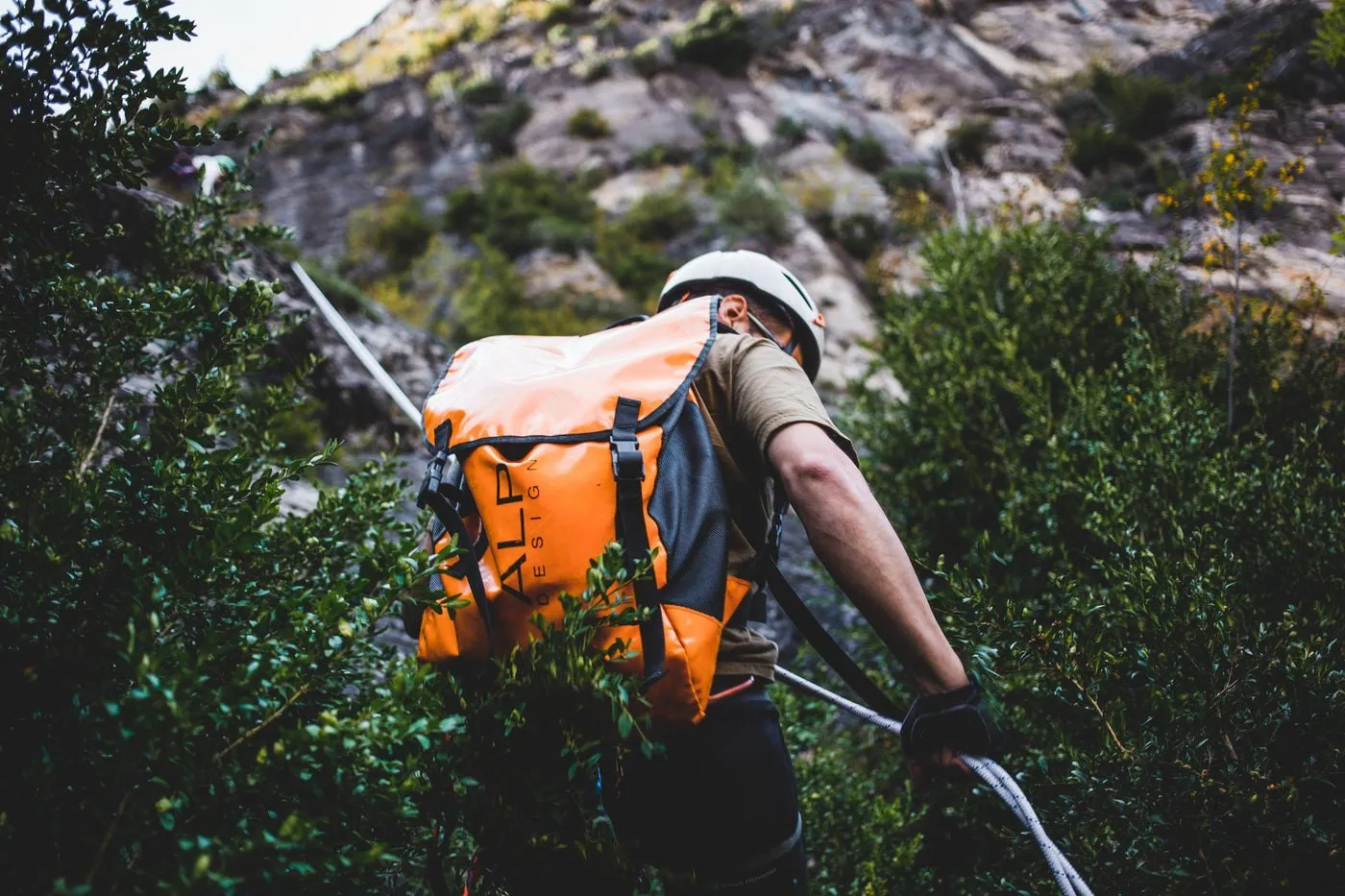 Un jeune descend une paroi en rappel