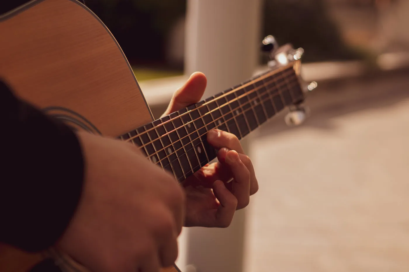 Des mains jouent de la guitare