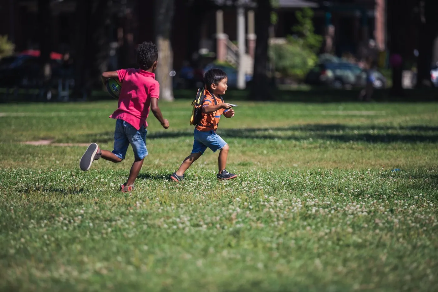 Deux enfants courent sur une pelouse
