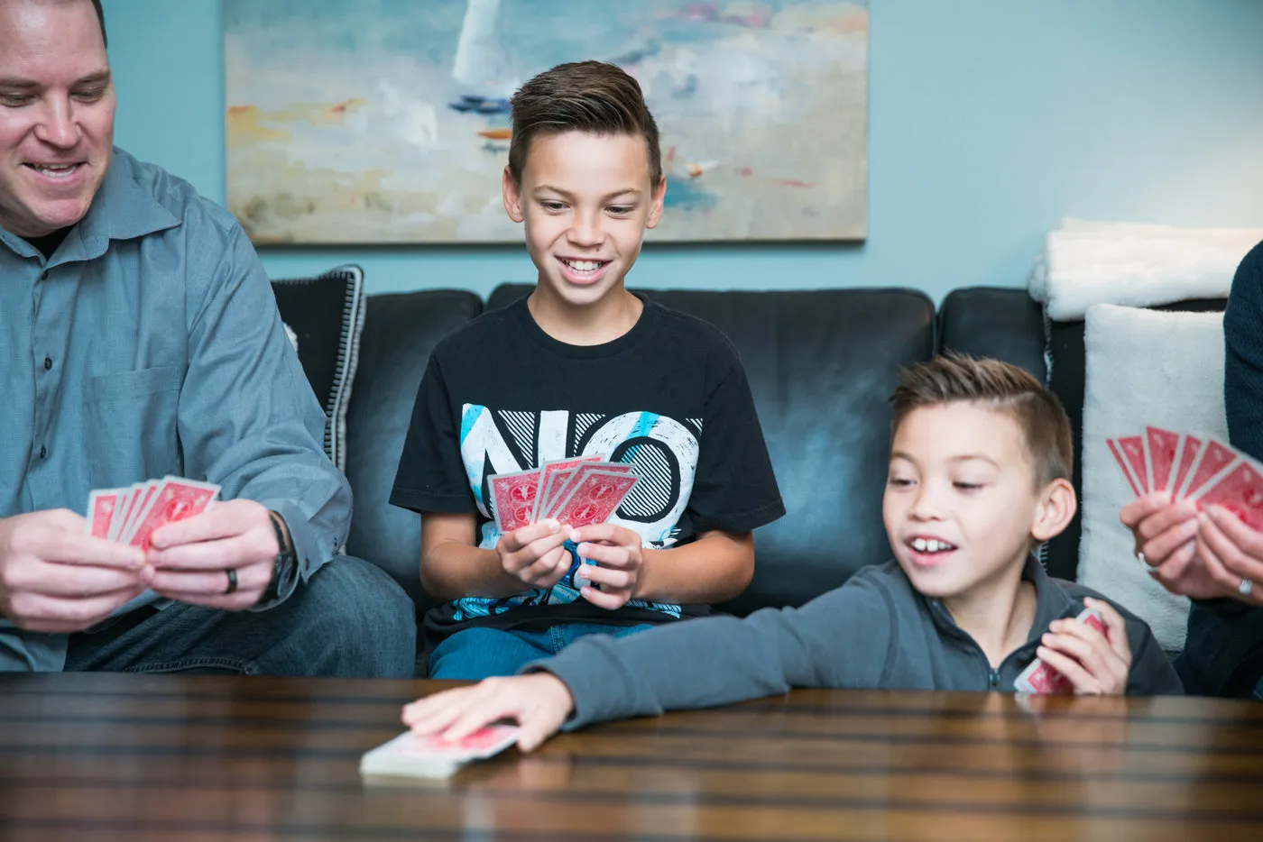 Des enfants jouent aux cartes en famille