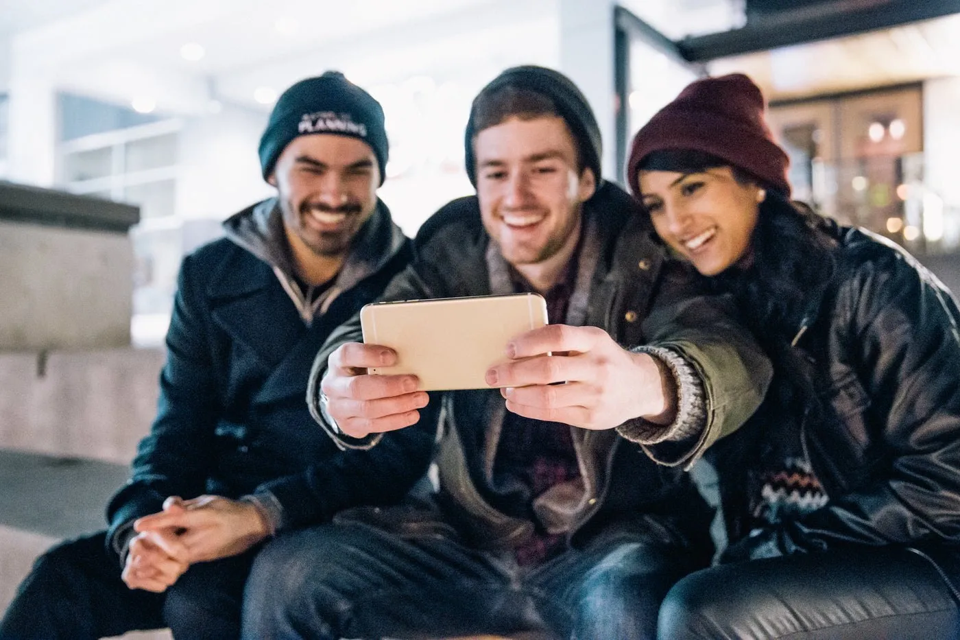Trois jeunes rient en prenant un selfie