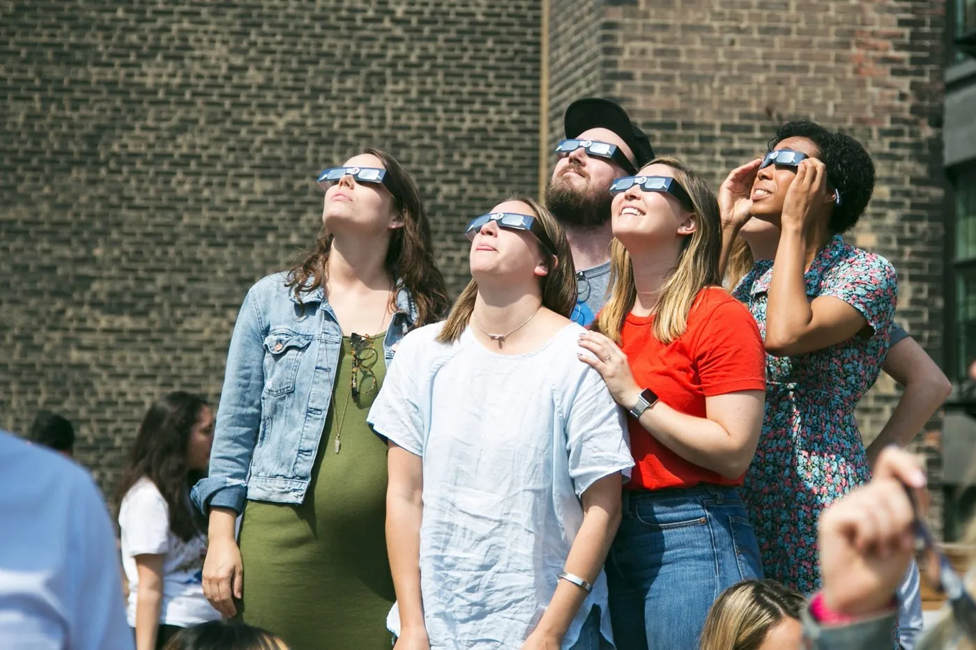 Un groupe de jeunes lève les yeux vers le ciel
