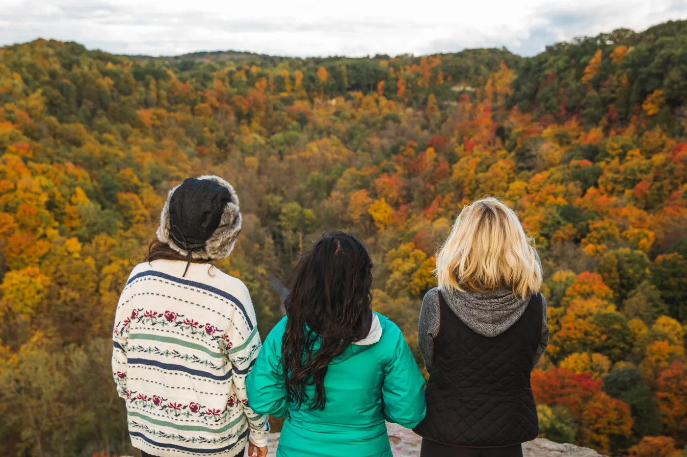 Trois jeunes admirent une forêt d’automne
