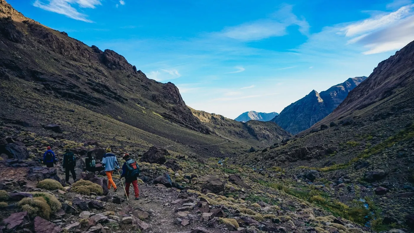 Un groupe en randonnée dans une vallée de montagne