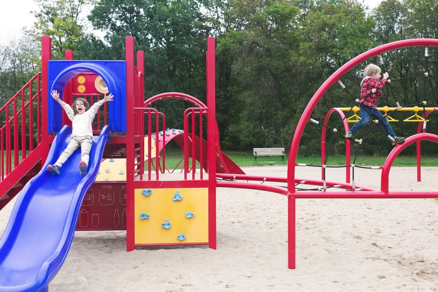 Des enfants jouent sur une aire de jeux