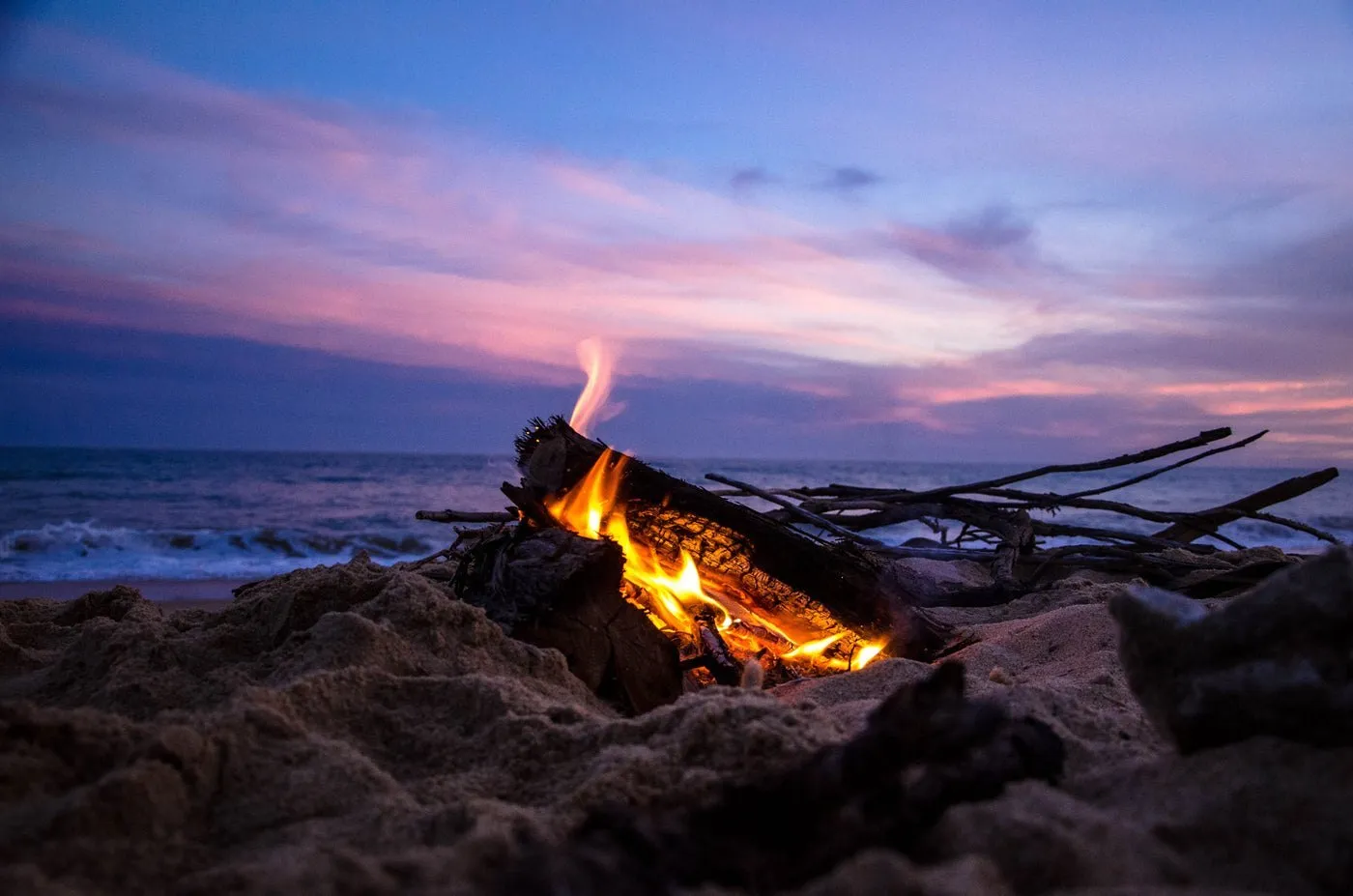 Un feu de camp au crépuscule
