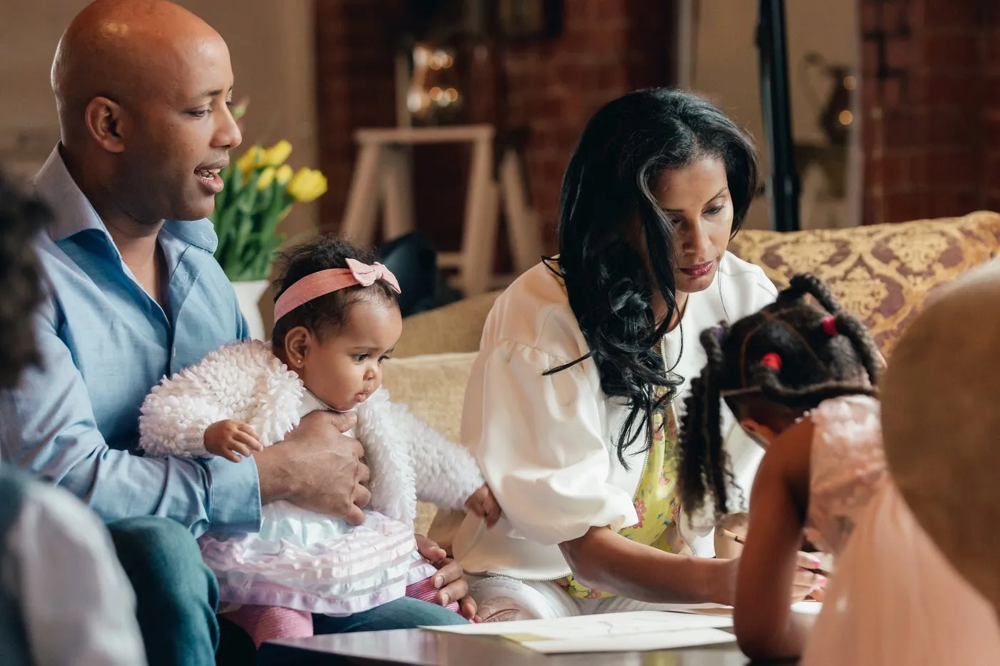 Des parents et leurs filles dans le salon