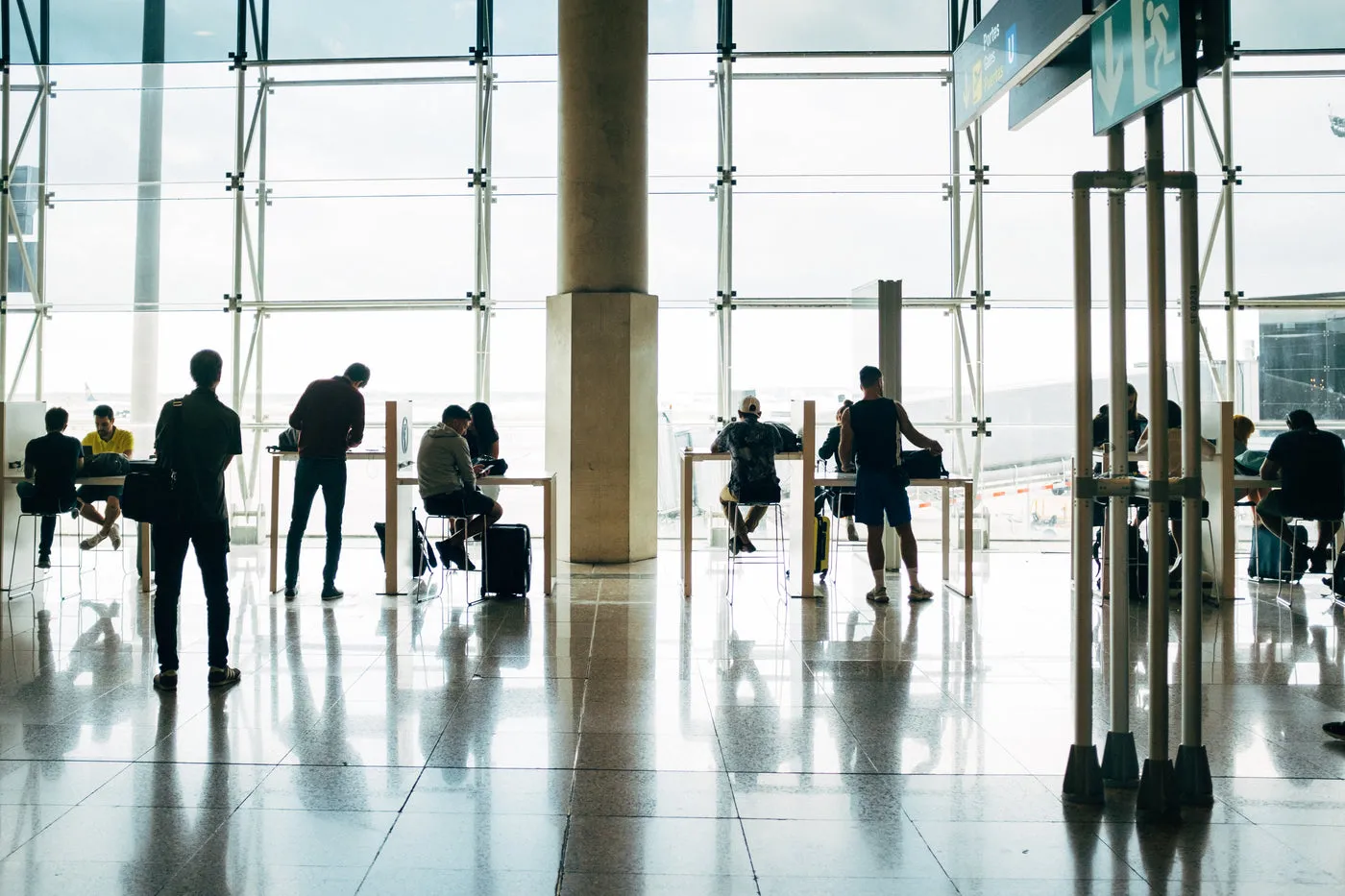 Des voyageurs dans le hall d’un aéroport