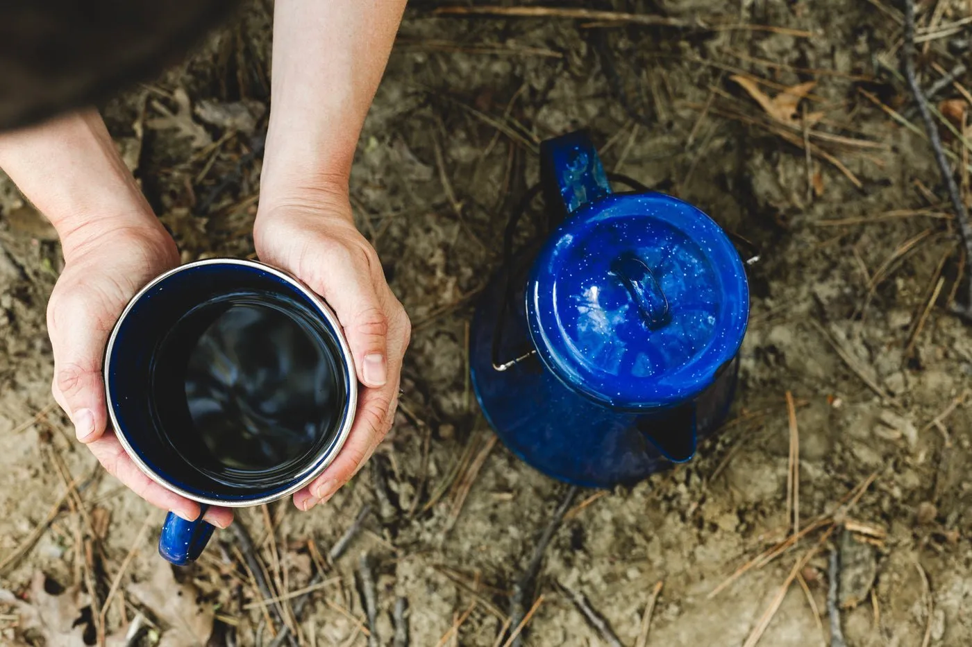 Une tasse chaude tenue près du feu